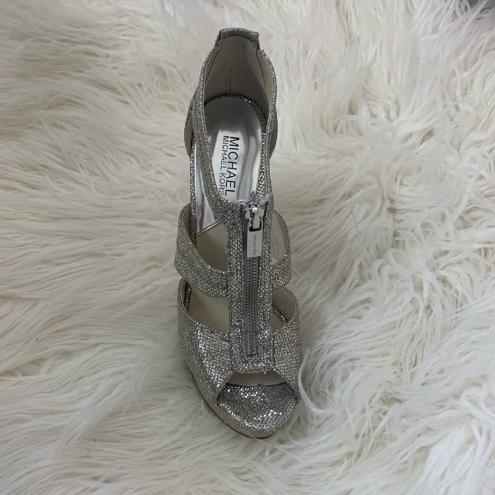 BERKLEY STRAP MICHAEL KORS SILVER GLITTER HEELS